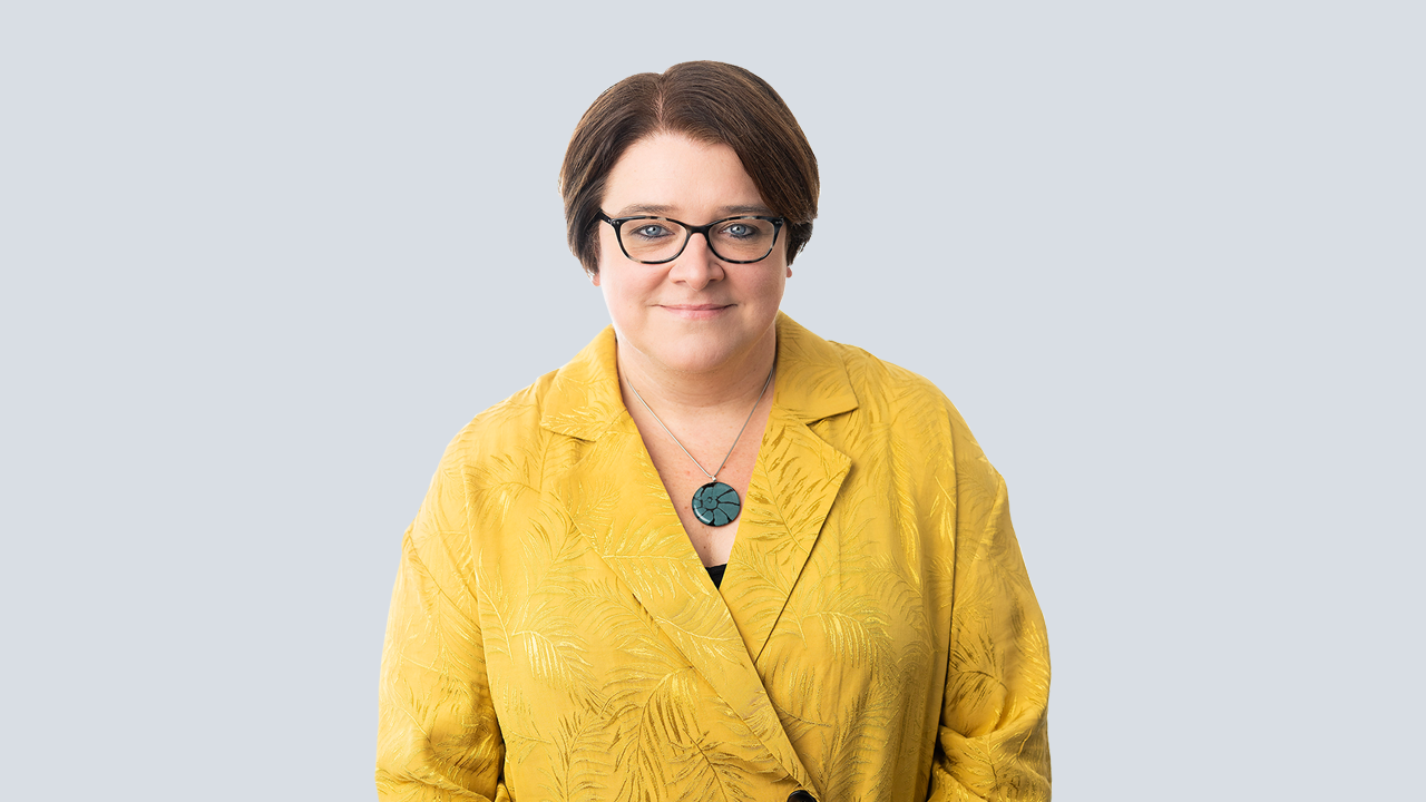 Cyfarwyddwr Gogledd Iwerddon, Kate Beggs MBE, yn gwenu at y camera